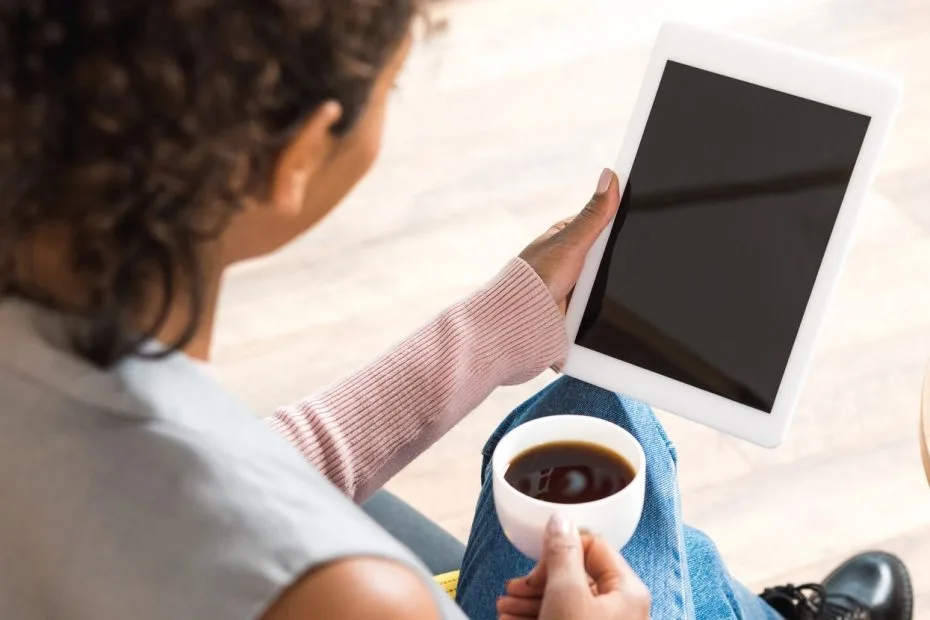 Nuori nainen käyttää tablettia